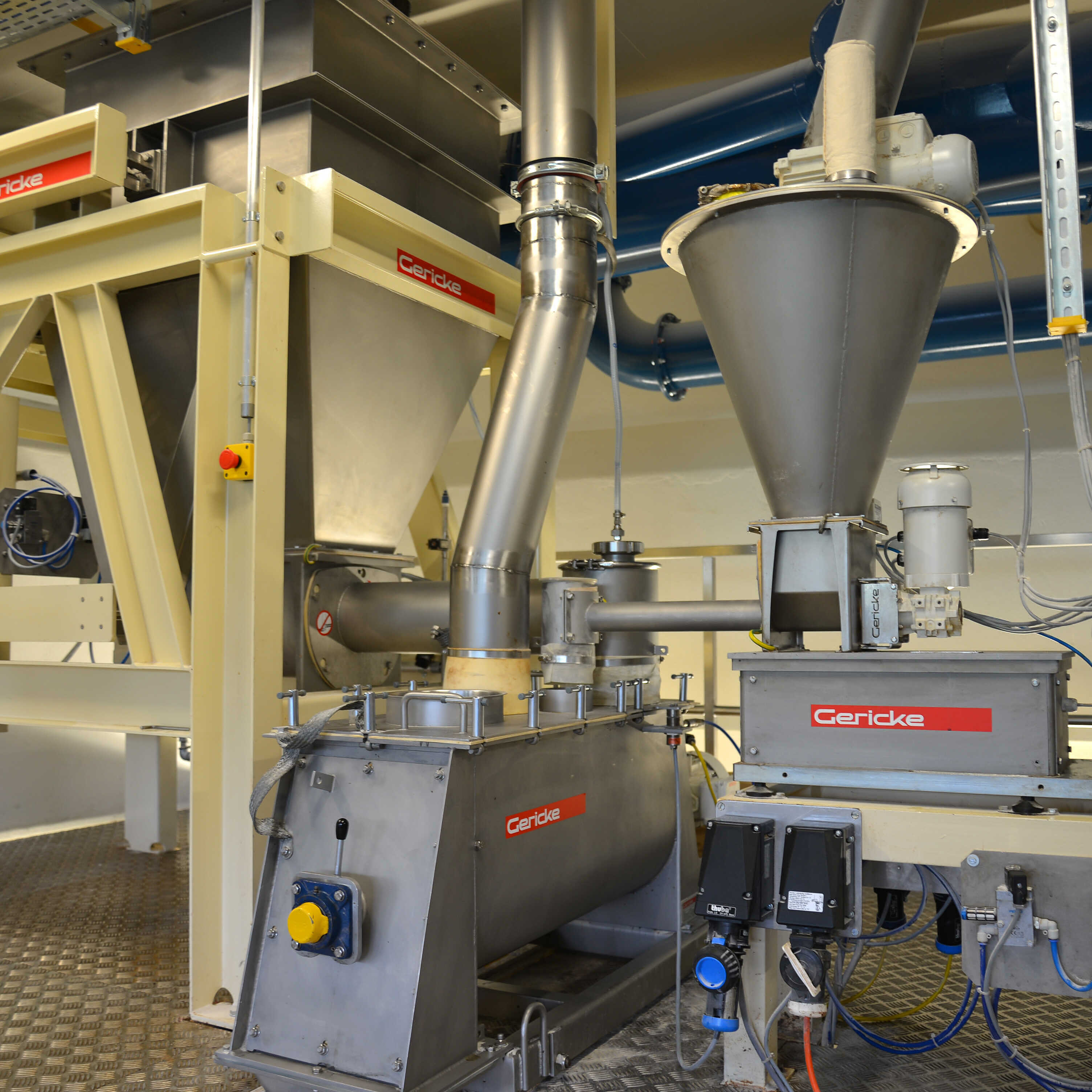 Continuous mixing and feeding system in a sugar plant