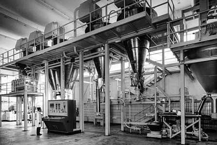 生产和销售立式螺旋混合机（由Jenkins授权）和后来的循环混合机