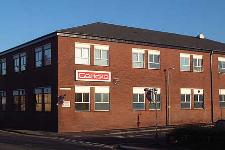 A Powtek Ltd, um forte pilar na grande área industrial de Manchester.