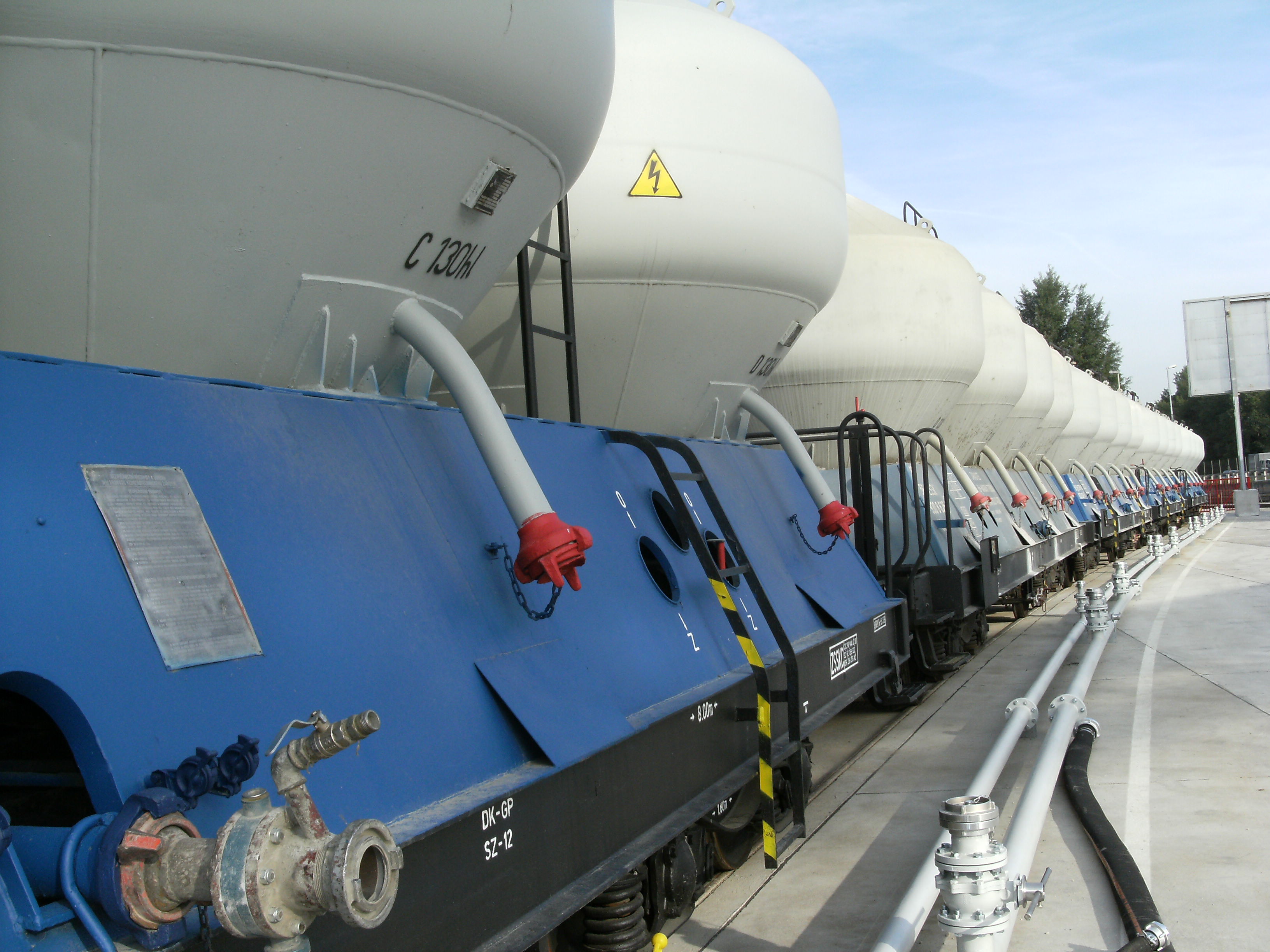 Railway wagon cement unloading 