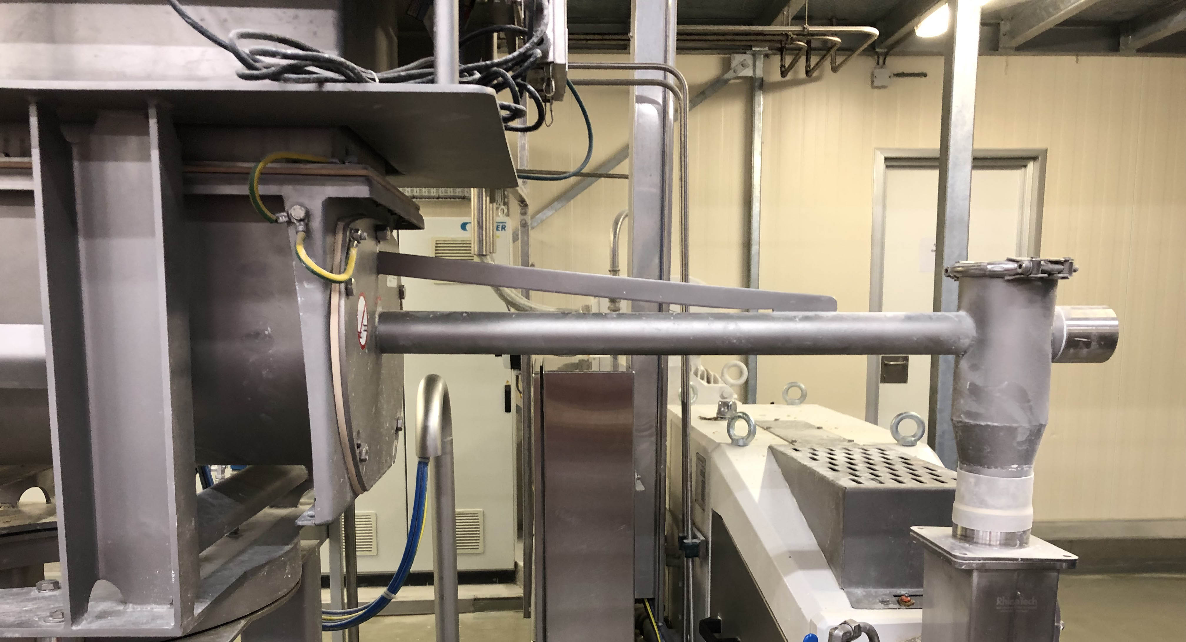Accurate feeding into extrusion process 